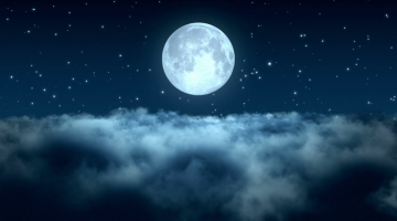 قصيدة تصف جمال القمر وتأثير انعكاس ضوء القمر على الحياة
